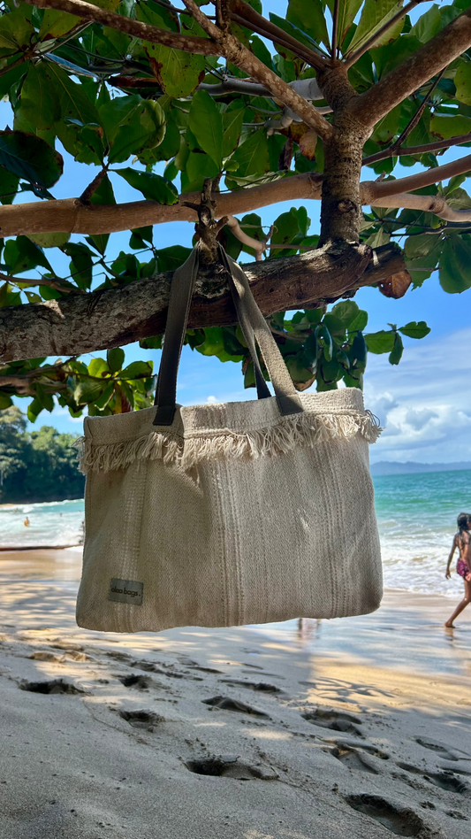Bolso de playa Blue Ocean hecho en España con materiales reciclados. Diseño resistente, impermeable y con alma mediterránea.
